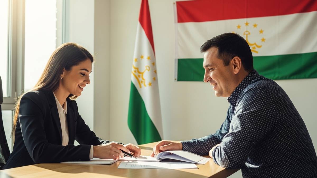 Traducteur avec client tadjik, bureau lumineux, drapeau du Tadjikistan bien visible